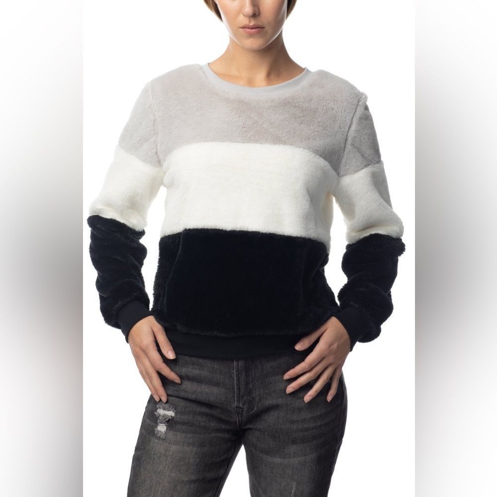 Almost Famous Colorblock Faux Fur Pullover Crewneck Sweatshirt. Medium.